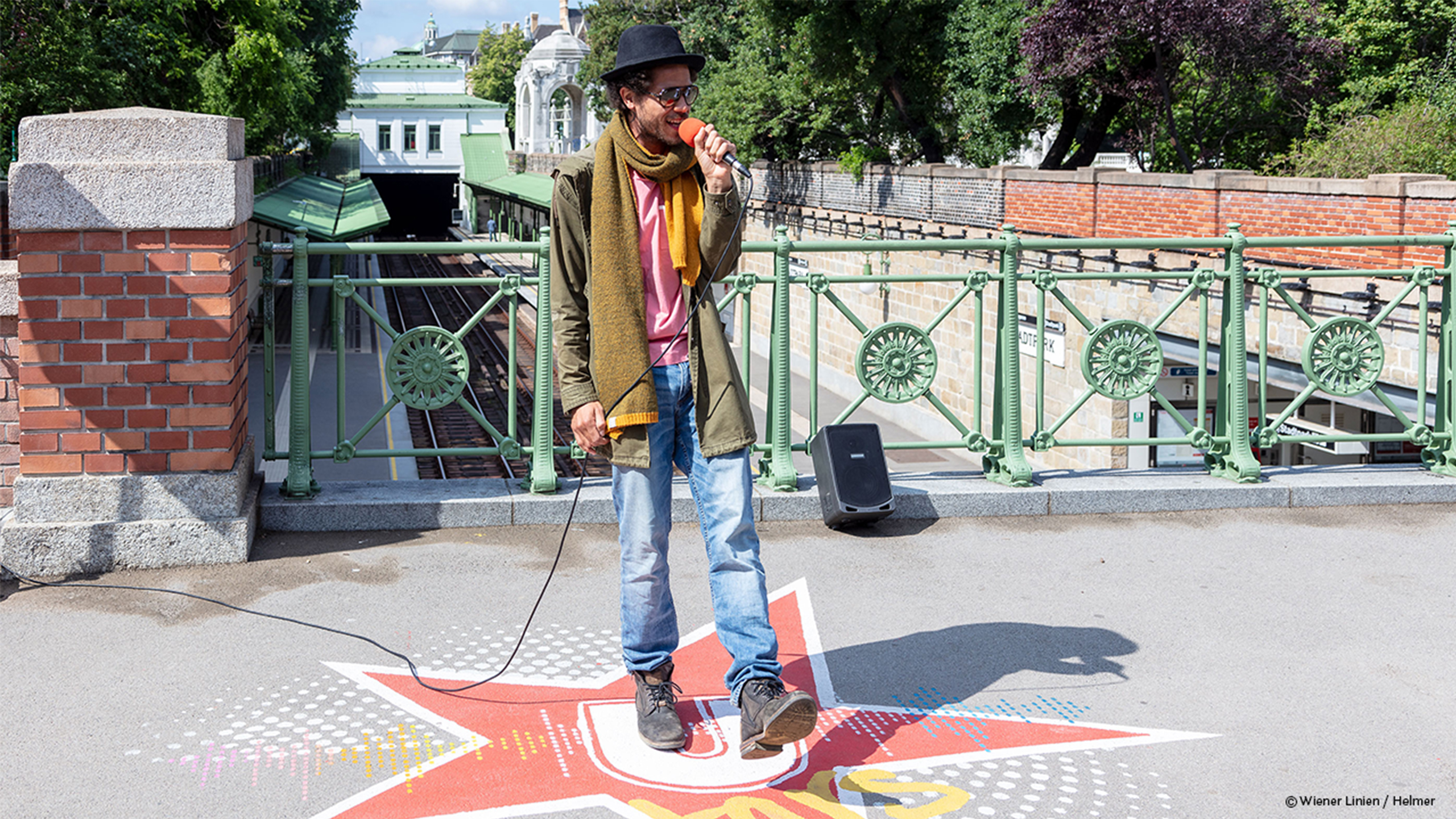 Straßenkünstler an der U-Bahn-Station in Wien als Beispiel für Ambience Branding für Städte und lebendige Stadtkultur.