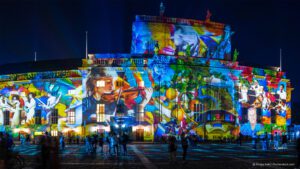 roßflächige Fassadenprojektion in Eindhoven als Beispiel für Ambience Branding für Städte beim GLOW Festival.