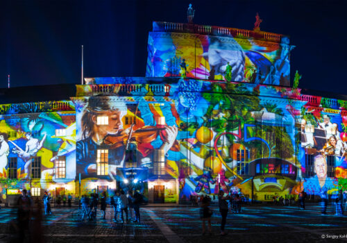 roßflächige Fassadenprojektion in Eindhoven als Beispiel für Ambience Branding für Städte beim GLOW Festival.