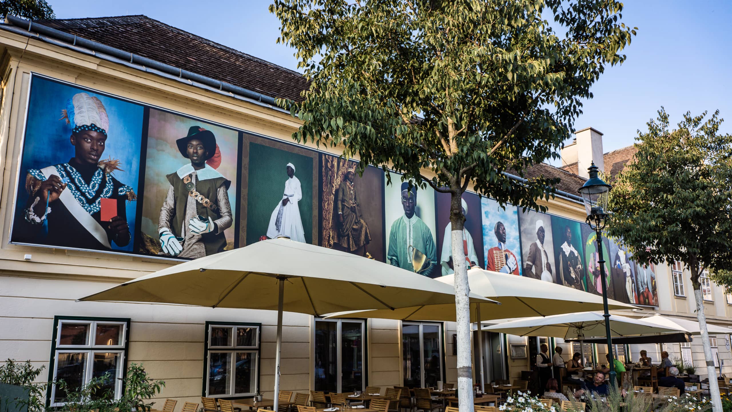 La Gacelly Baden Hasufassaden mit XXL Fotoleinwänden zum Thema Afrika.