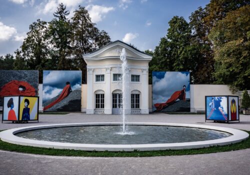 La Gacilly in Baden die Orangerie ist umrahmt von XXL-Fotoleinwänden dfavor der Springbrunnen.