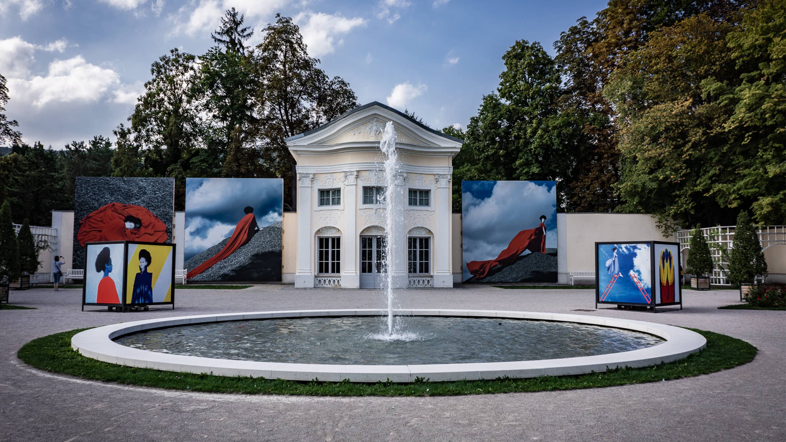 La Gacilly in Baden die Orangerie ist umrahmt von XXL-Fotoleinwänden dfavor der Springbrunnen.
