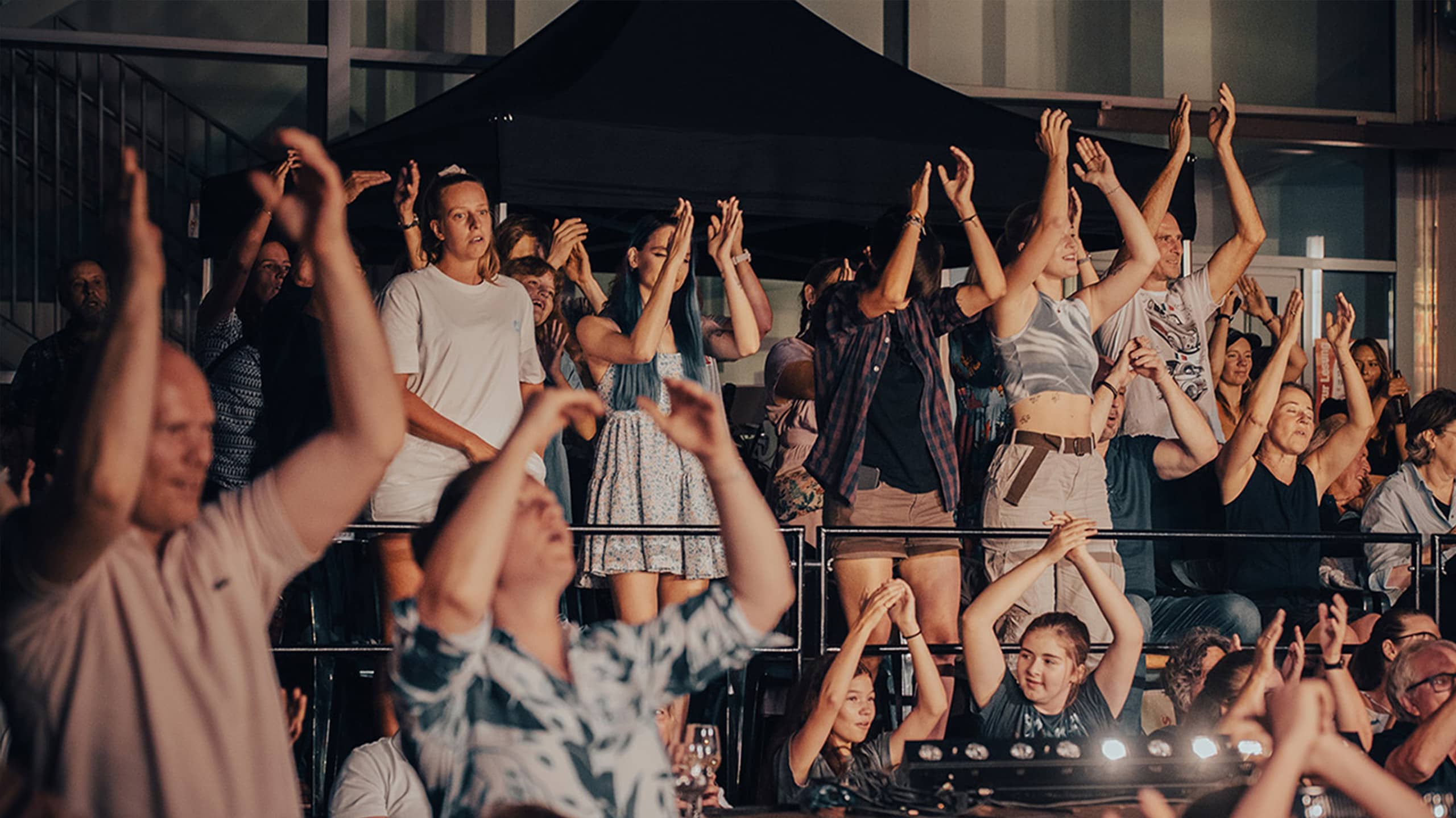 Begeistertes Publikum bei einem Live-Event in Neulengbach, klatschend und feiernd – City Events planen heißt, emotionale Momente für die Stadtgemeinschaft schaffen.