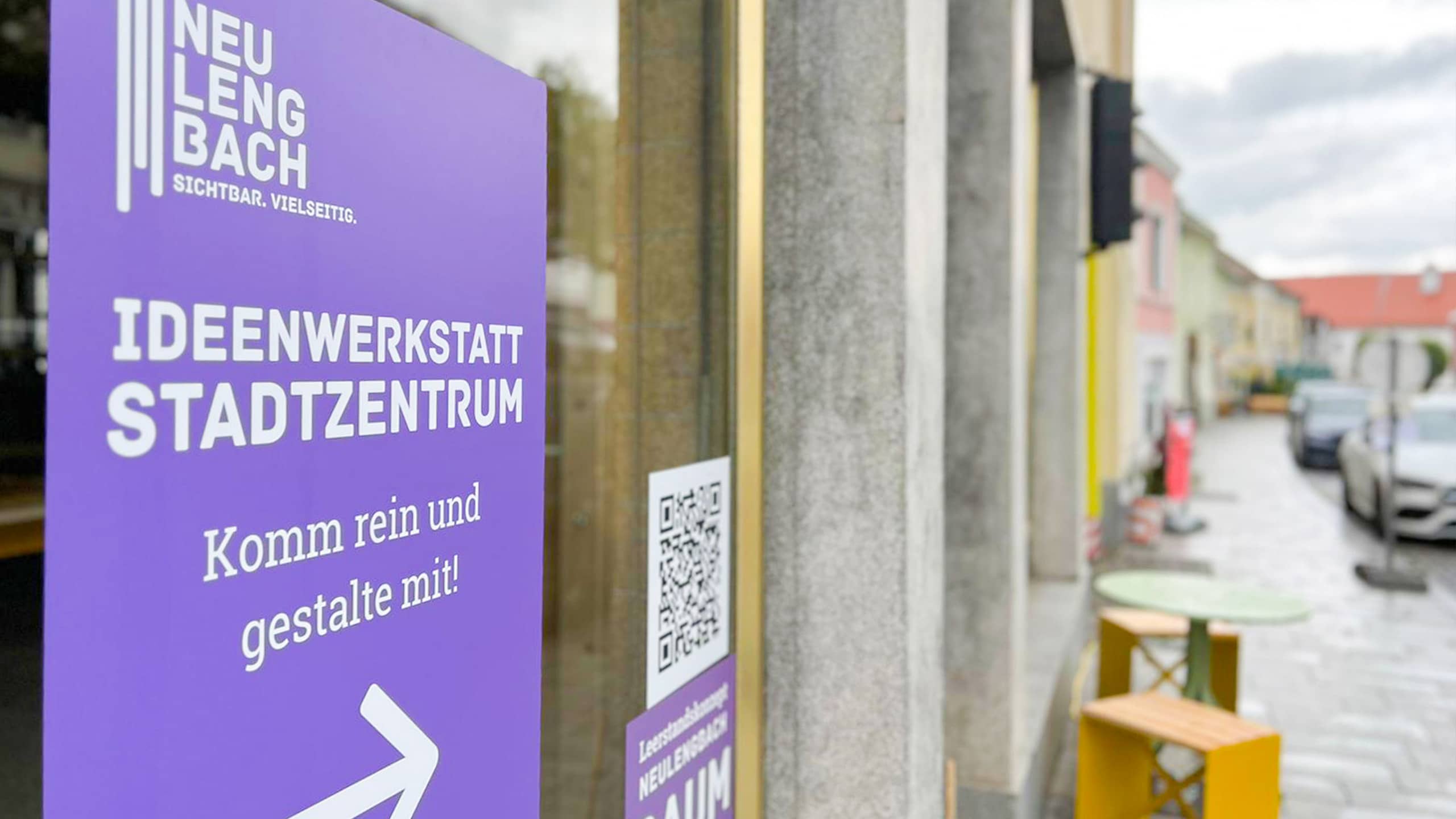 Eingangsbereich der Ideenwerkstatt Stadtzentrum Neulengbach mit Plakat und Beteiligungshinweisen – sichtbares Zeichen aktiver Leerstandsaktivierung und Innenstadtbelebung.
