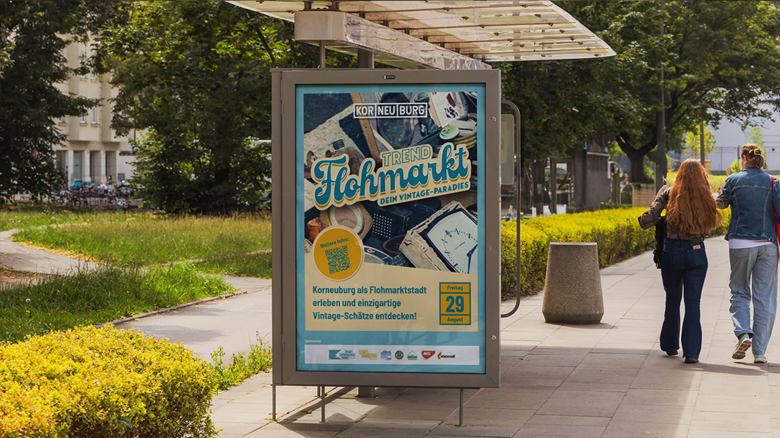 Plakat für den Trendflohmarkt in Korneuburg an einer Bushaltestelle – City Events planen bedeutet auch, aufmerksamkeitsstarke Außenwerbung gezielt einzusetzen.