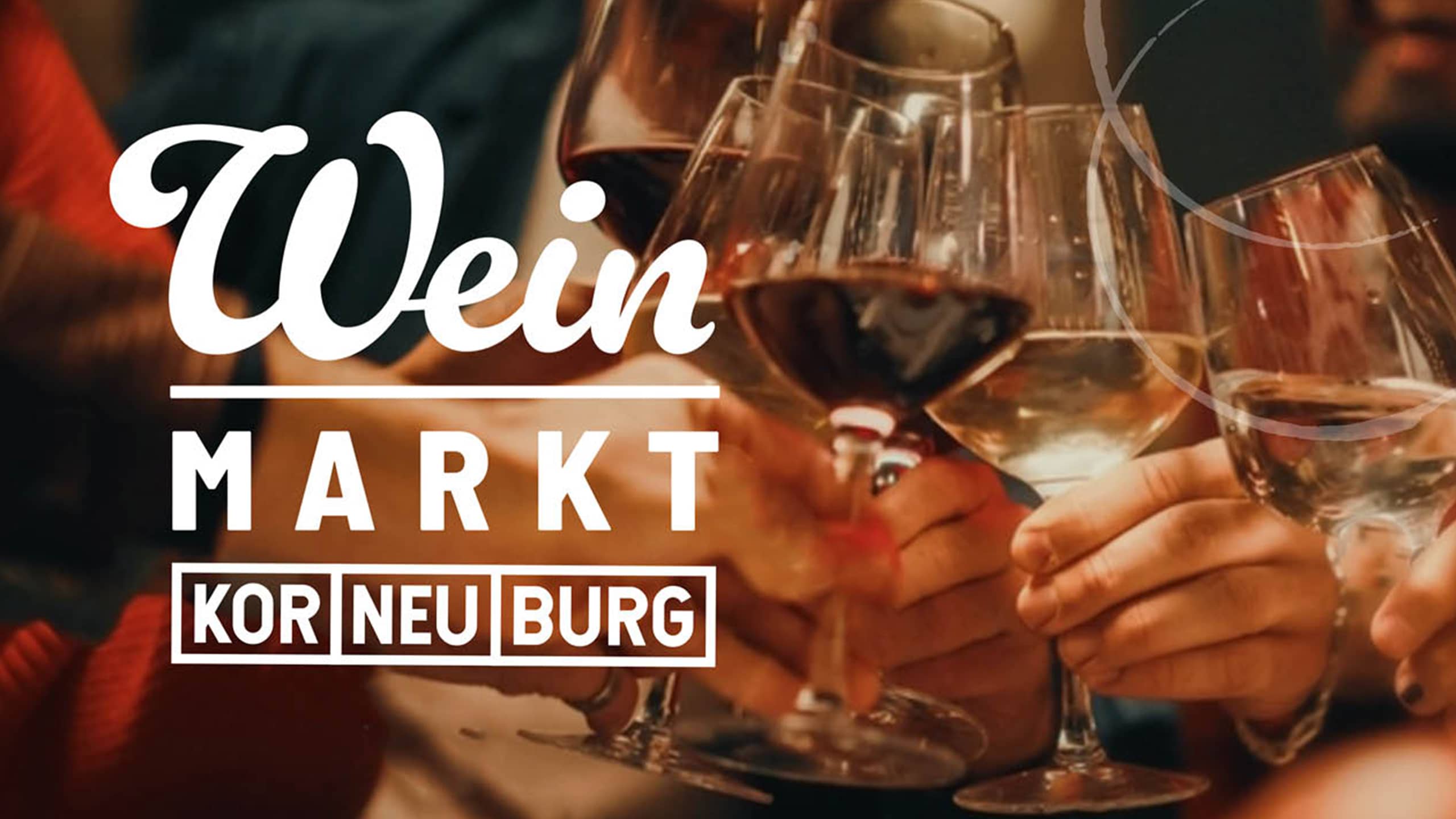 Weinmarkt Korneuburg – stimmungsvolles Anstoßen mit Weingläsern als visuelle Einladung zur genussvollen Stadtmarke.