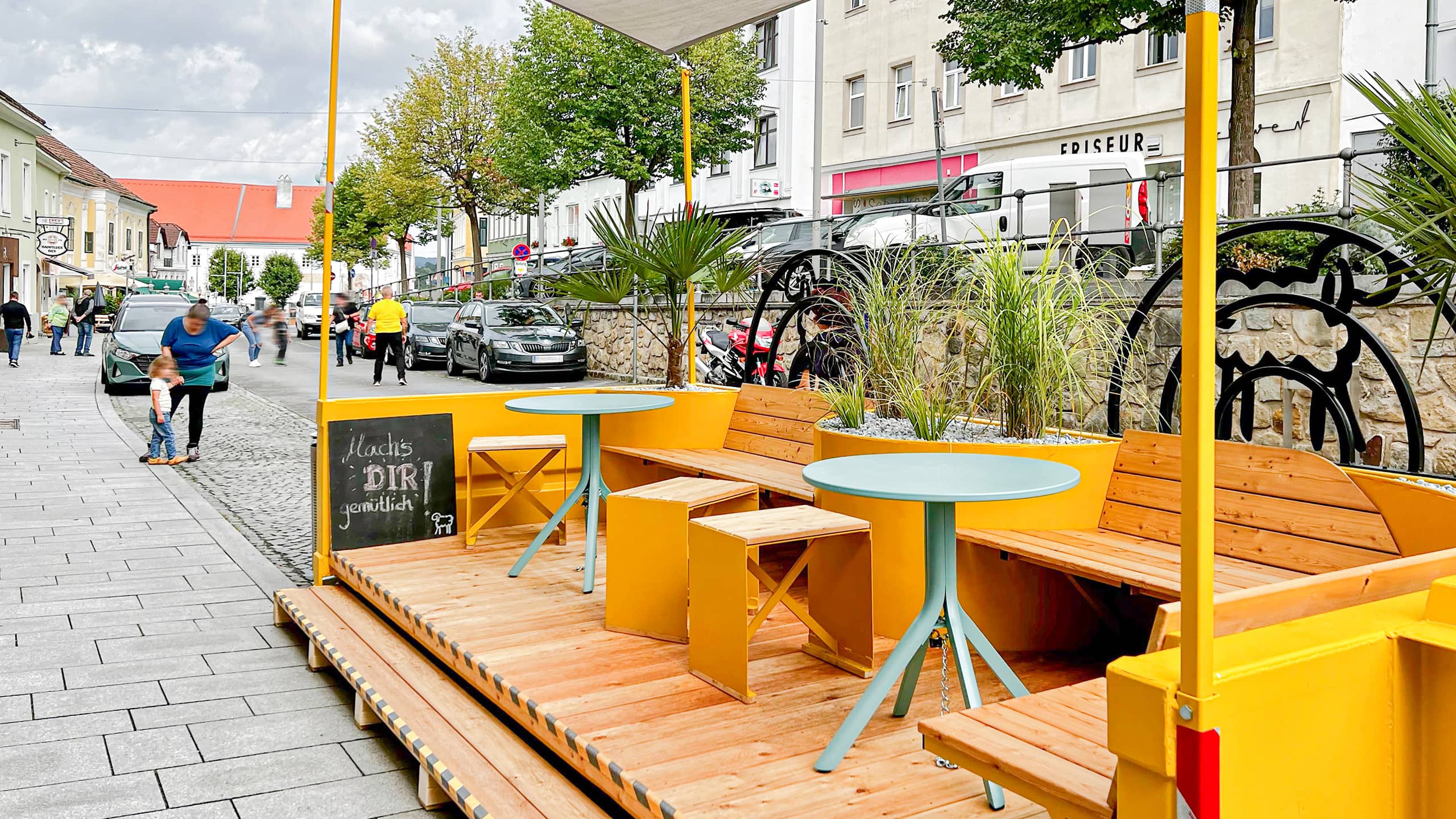 Das Parklet in der Hauptstraße von Neulengbach lädt zum Verweilen ein – als Teil einer umfassenden Strategie zur Belebung des Stadtkerns und Aktivierung leerer Flächen.