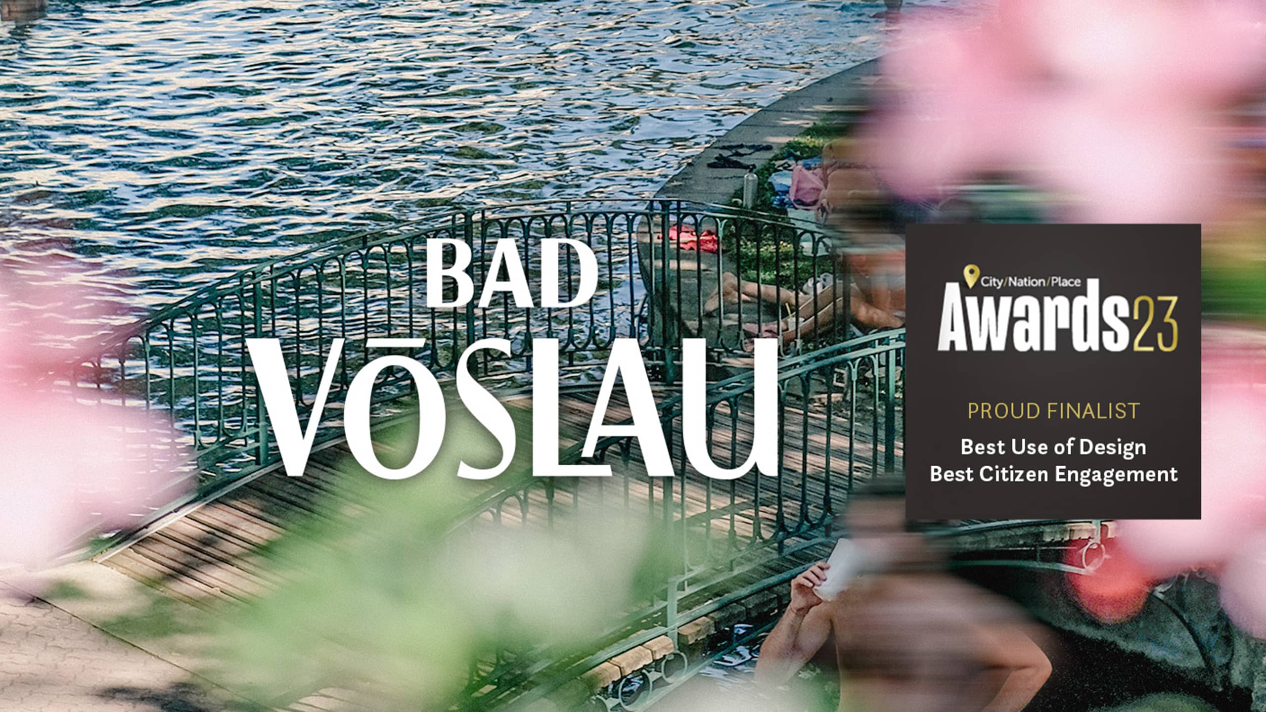 Markenauftritt von Bad Vöslau mit Naturbad-Szenerie und Auszeichnung als Finalist bei den City Nation Place Awards 2023 – für „Best Use of Design“ und „Best Citizen Engagement“.
