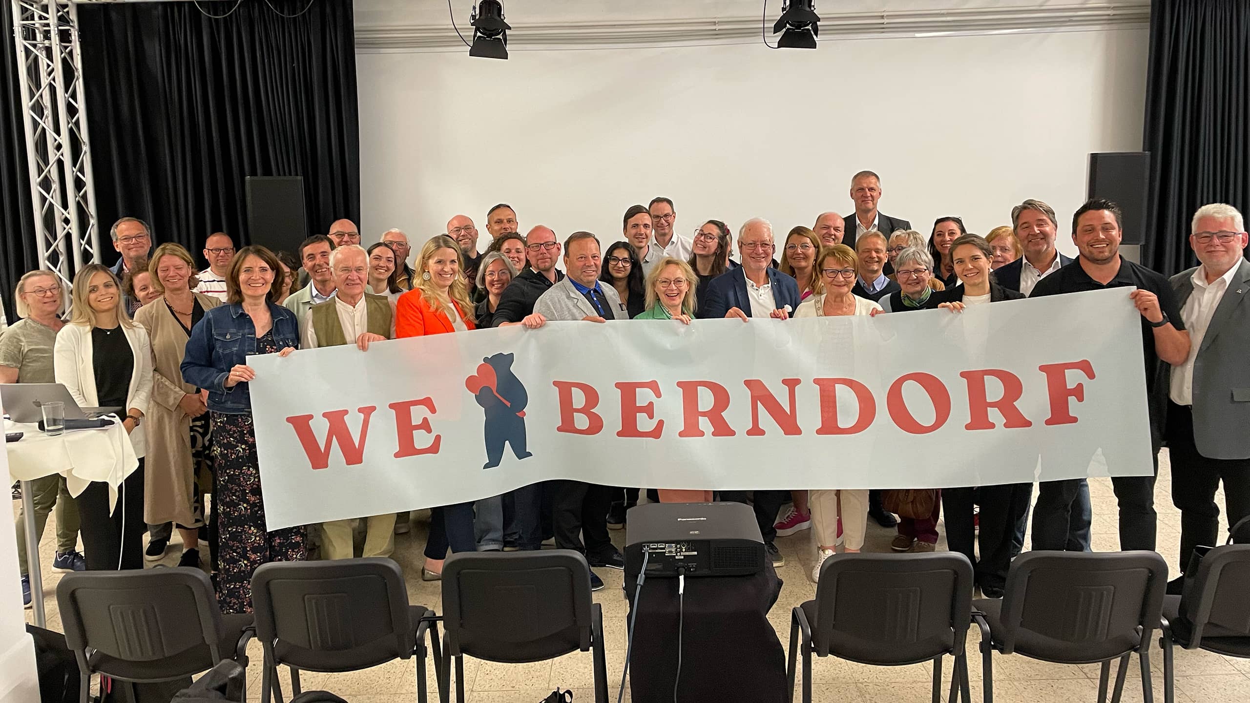 Bürgergruppe bei der Präsentation der neuen Stadtmarke „We love Berndorf“ – Beteiligung der Bevölkerung an der Entwicklung der Stadtidentität.