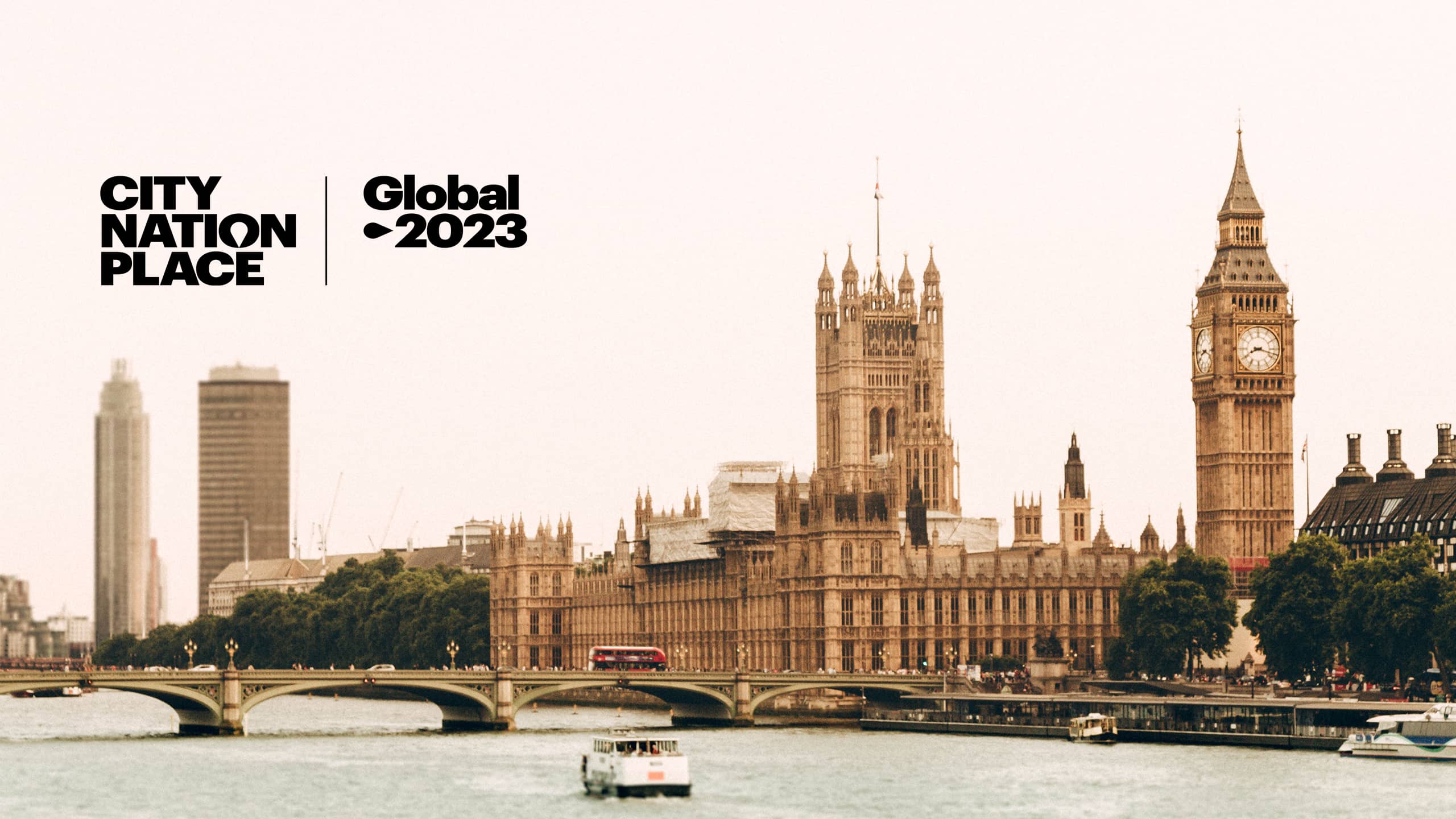 City Nation Place 2023 in London. Blick auf London von der Themse, auf der rechten Siete ist der Big Ben zu sehen.