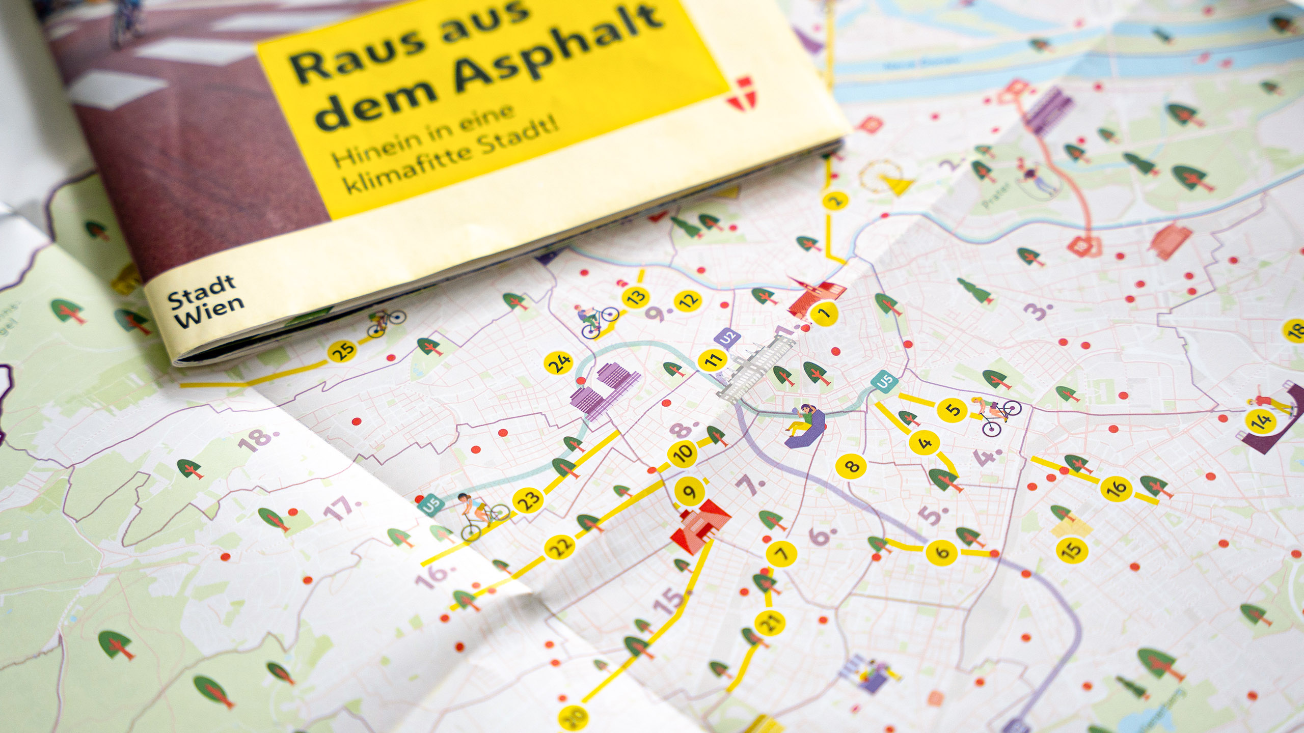 Faltplan „Raus aus dem Asphalt“ der Stadt Wien mit Maßnahmen zur Klimaanpassung, Begrünung und Öffi-Ausbau seit 2021