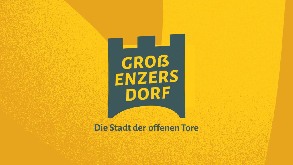Stadtmarken-Logo von Groß-Enzersdorf mit dem Slogan „Die Stadt der offenen Tore“ auf gelbem Hintergrund – modernes Branding mit historischem Bezug.