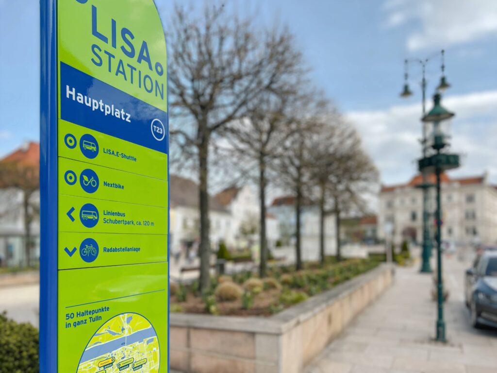 LISA.Tulln Mobilitätsstation am Hauptplatz Tulln mit Infos zu E-Shuttle, Nextbike und Radabstellanlage – nachhaltige Mobilität in der Gartenstadt.