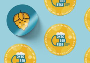 Oktoberfest Korneuburg Branding – Bierdeckel mit Logo-Design, stilisiertem Hopfengesicht und kräftigen Farben zur Bewerbung von Bier, Brezn & Blasmusik.