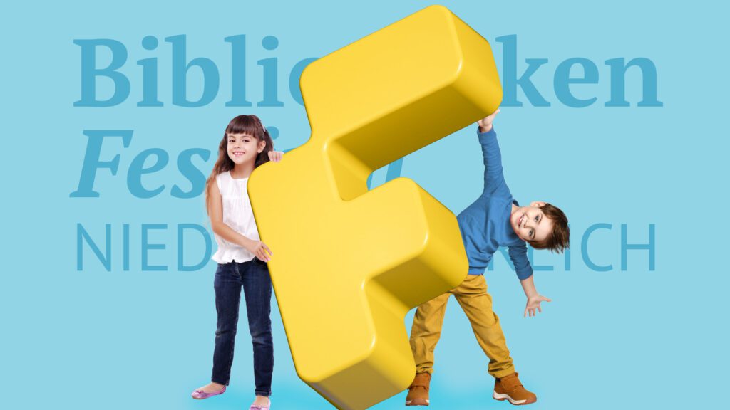 Zwei Kinder spielen mit überdimensionalem gelbem F – Das Keyvisual des Bibliotheken Festivals 2025, organisiert von Bibliothkenen Niederösterreich.