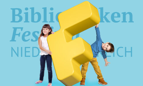 Zwei Kinder spielen mit überdimensionalem gelbem F – Das Keyvisual des Bibliotheken Festivals 2025, organisiert von Bibliothkenen Niederösterreich.