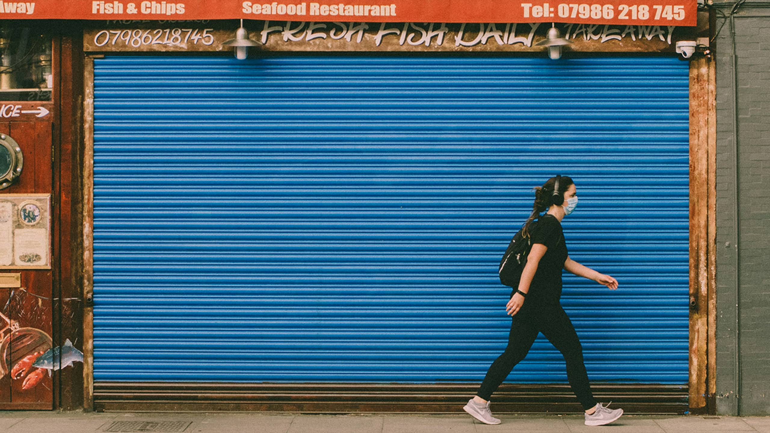 Geschlossene Geschäftsfront mit blauer Rolllade – Symbolbild für innerstädtischen Leerstand. Leerstandsaktivierung und neue Nutzungskonzepte bringen frisches Leben in die Erdgeschoßzonen.