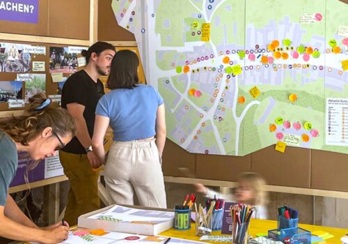 Blick in die Ideenwerkstatt in Neulengbach, ein Beteiligungsformat zur Partizipation der Bürger*innen mit Stadtkarte, Visionboard und interaktiven Tools zur Mitgestaltung.