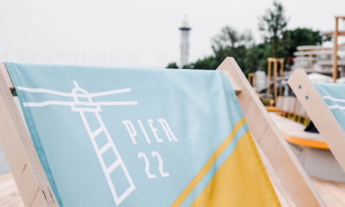 Nahaufnahme eines PIER 22 Liegestuhls in Wien – urbanes Design und nachhaltige Erholung am neuen Badeplatz auf der Donauinsel.