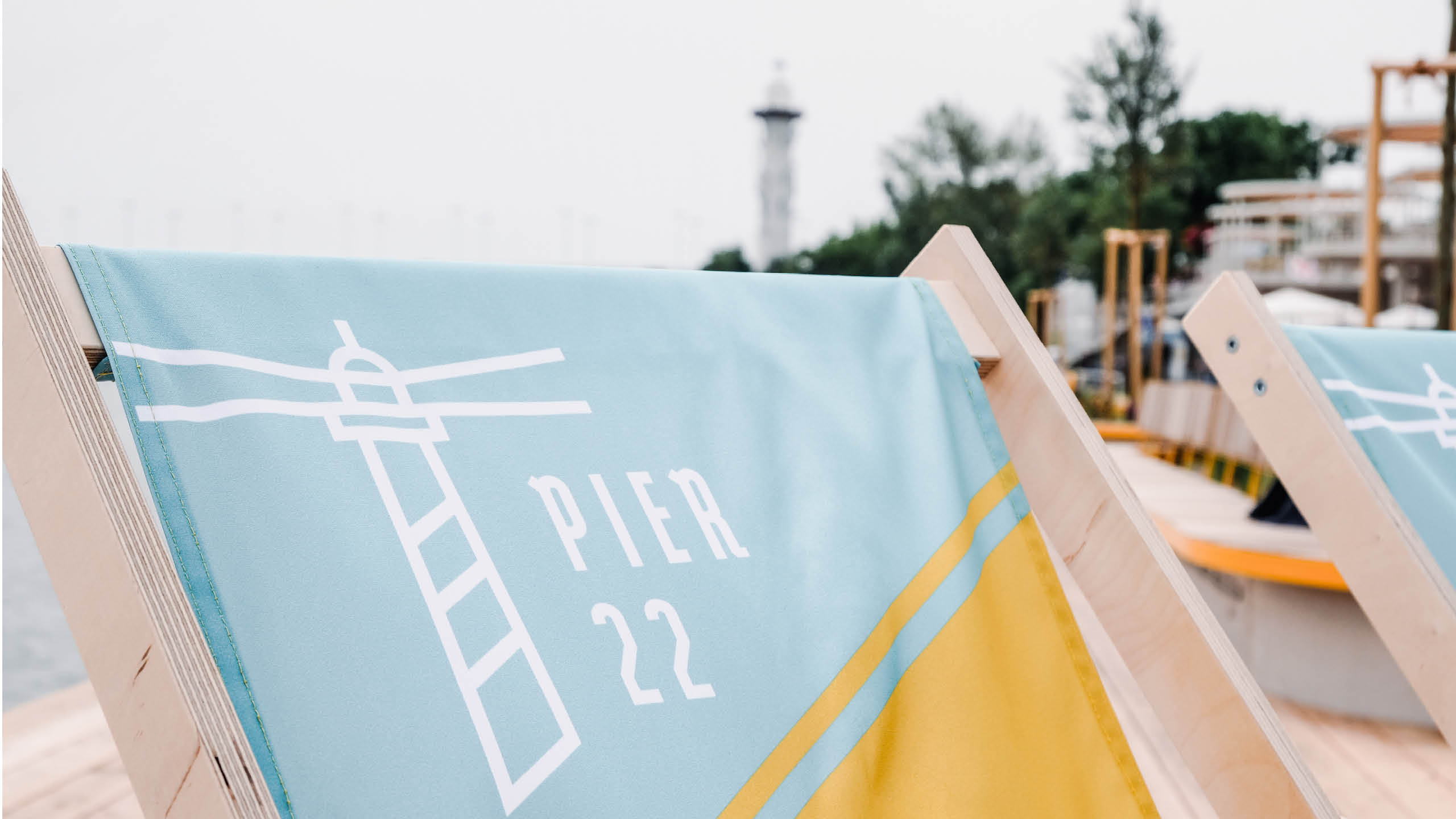 Nahaufnahme eines PIER 22 Liegestuhls in Wien – urbanes Design und nachhaltige Erholung am neuen Badeplatz auf der Donauinsel.