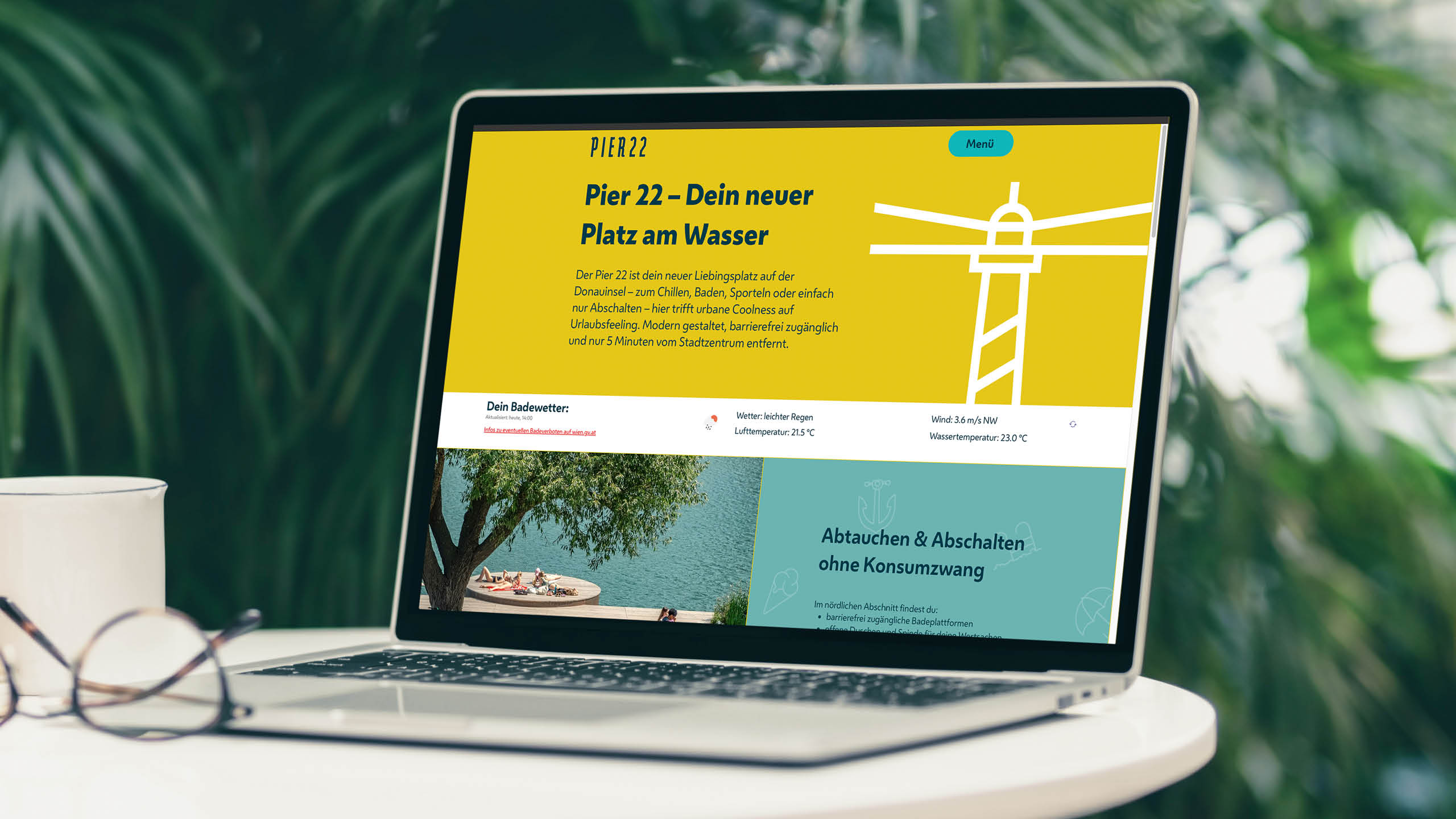 aptop mit geöffneter Website von PIER 22 – Information über Badewetter, barrierefreie Zugänge und Freizeitangebote auf der Donauinsel.