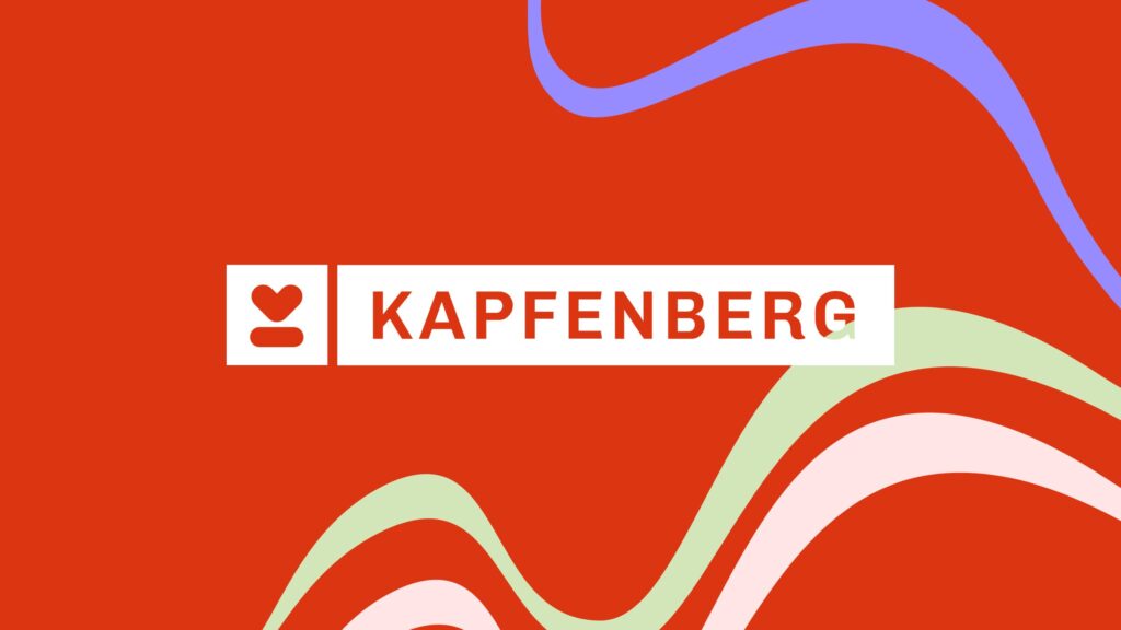 Das neue moderne Stadtmarken-Logo von Kapfenberg auf rotem Hintergrund mit dem dynamischen Stripes