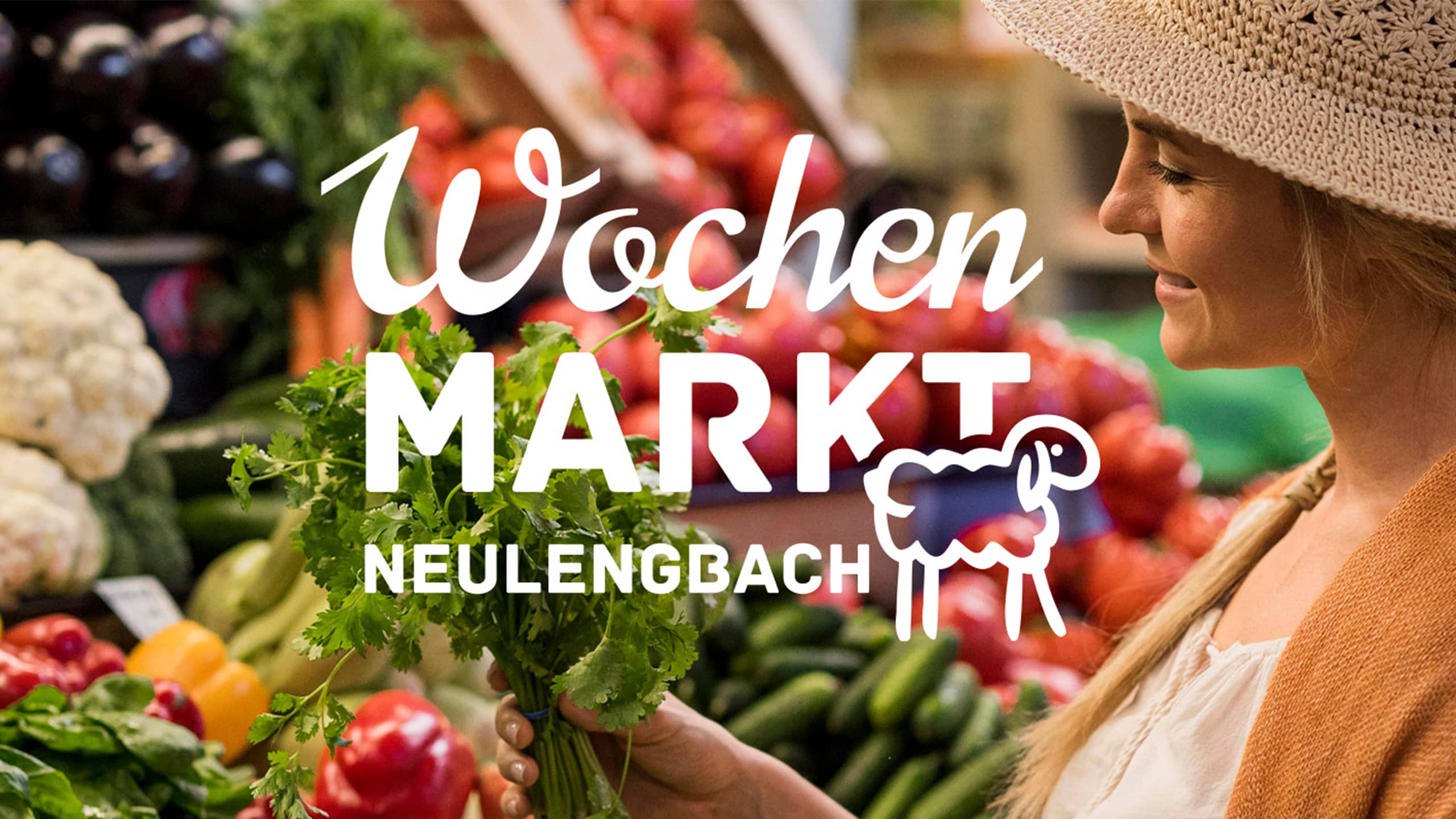 Frau mit Strohhut hält frische Kräuter vor einer Gemüseauslage am Wochenmarkt Neulengbach. Im Vordergrund ist das Marktlogo mit Schaf und Schriftzug prominent zu sehen.