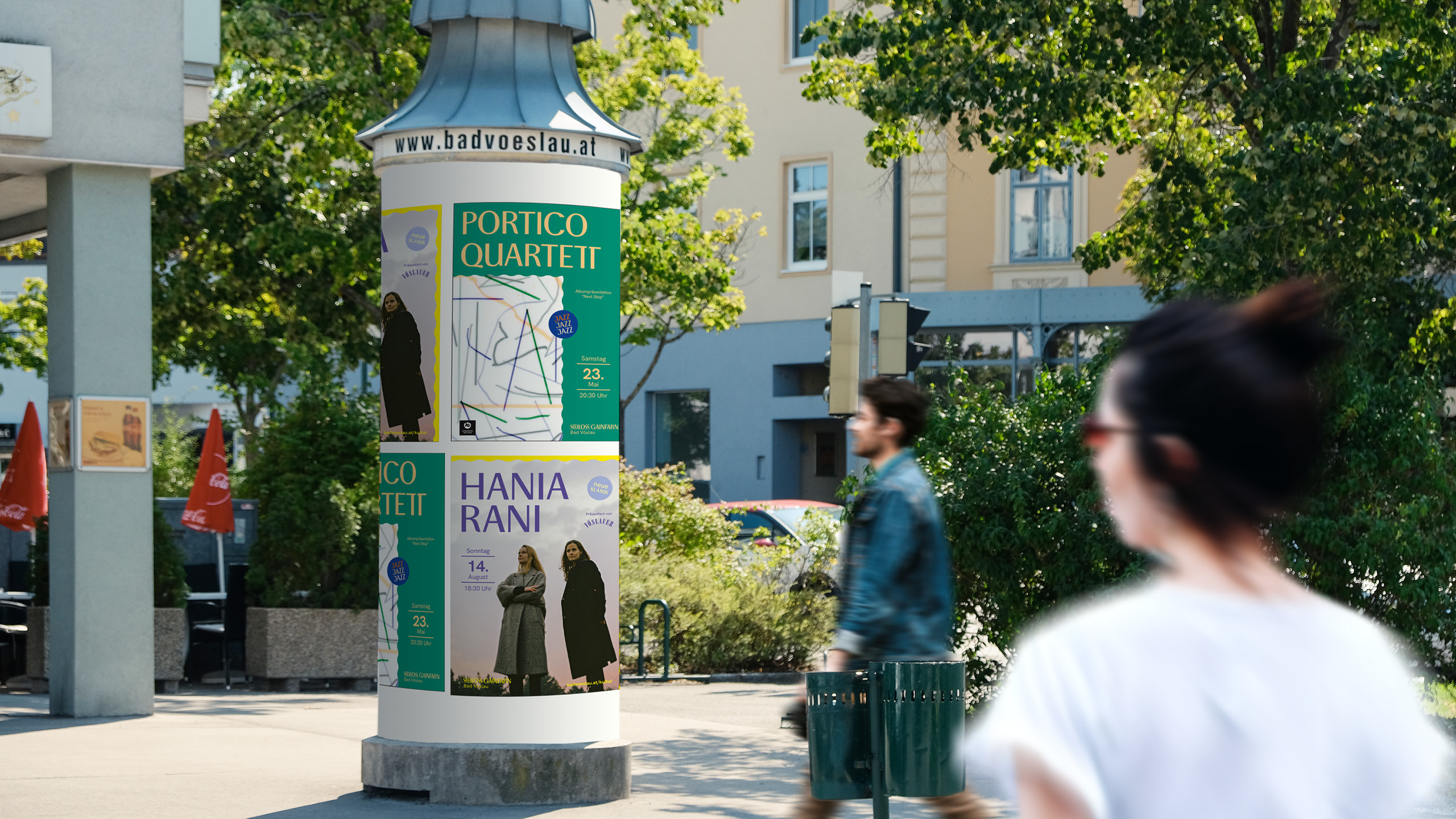bad_voeslau_kulturplakate_stadtbild Litfaßsäule im Stadtzentrum mit Plakaten im neuen Bad Vöslau Design.