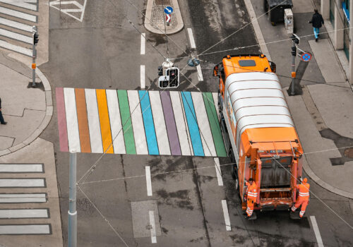 Müllfahrzeug im Stadtbild als Symbol für kommunale Dienstleistungen – das Bild steht im Kontext einer transparenten Strategie, um Gebührenerhöhungen verständlich zu kommunizieren.