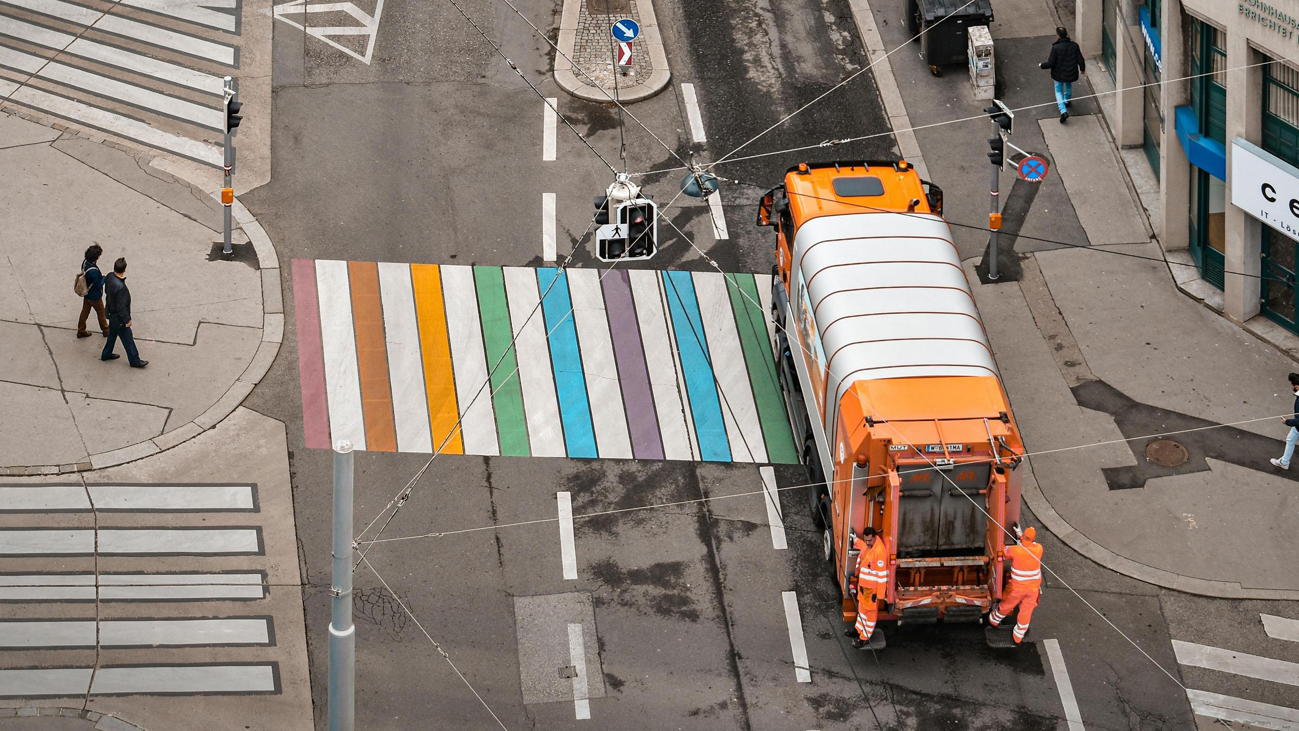 Müllfahrzeug im Stadtbild als Symbol für kommunale Dienstleistungen – das Bild steht im Kontext einer transparenten Strategie, um Gebührenerhöhungen verständlich zu kommunizieren.