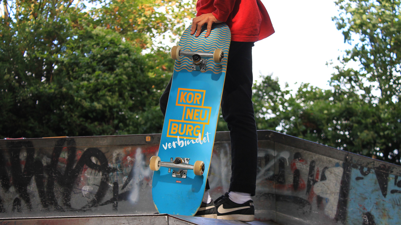 unger Skateboarder mit Korneuburg-Branding ‚verbindet‘ – modernes Stadtmarketing trifft Jugendkultur im öffentlichen Raum