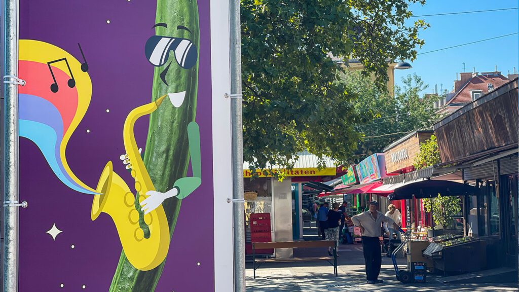 Dreieckstum mit Gurken-Sujet am Meidlinger Markt