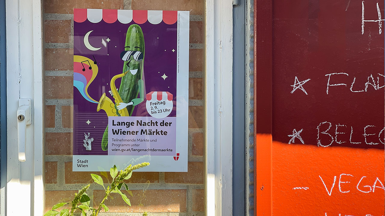 Plakat für die Lange Nacht der Wiener Märkte im Schaufenster eines Marktstands